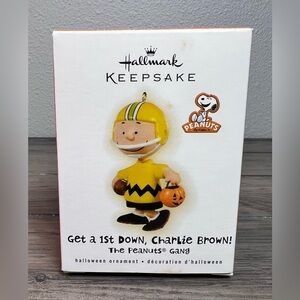 HALLMARK NIB 2009 Get a 1st Down, Charlie Brown! Peanuts Gang Halloween Ornament